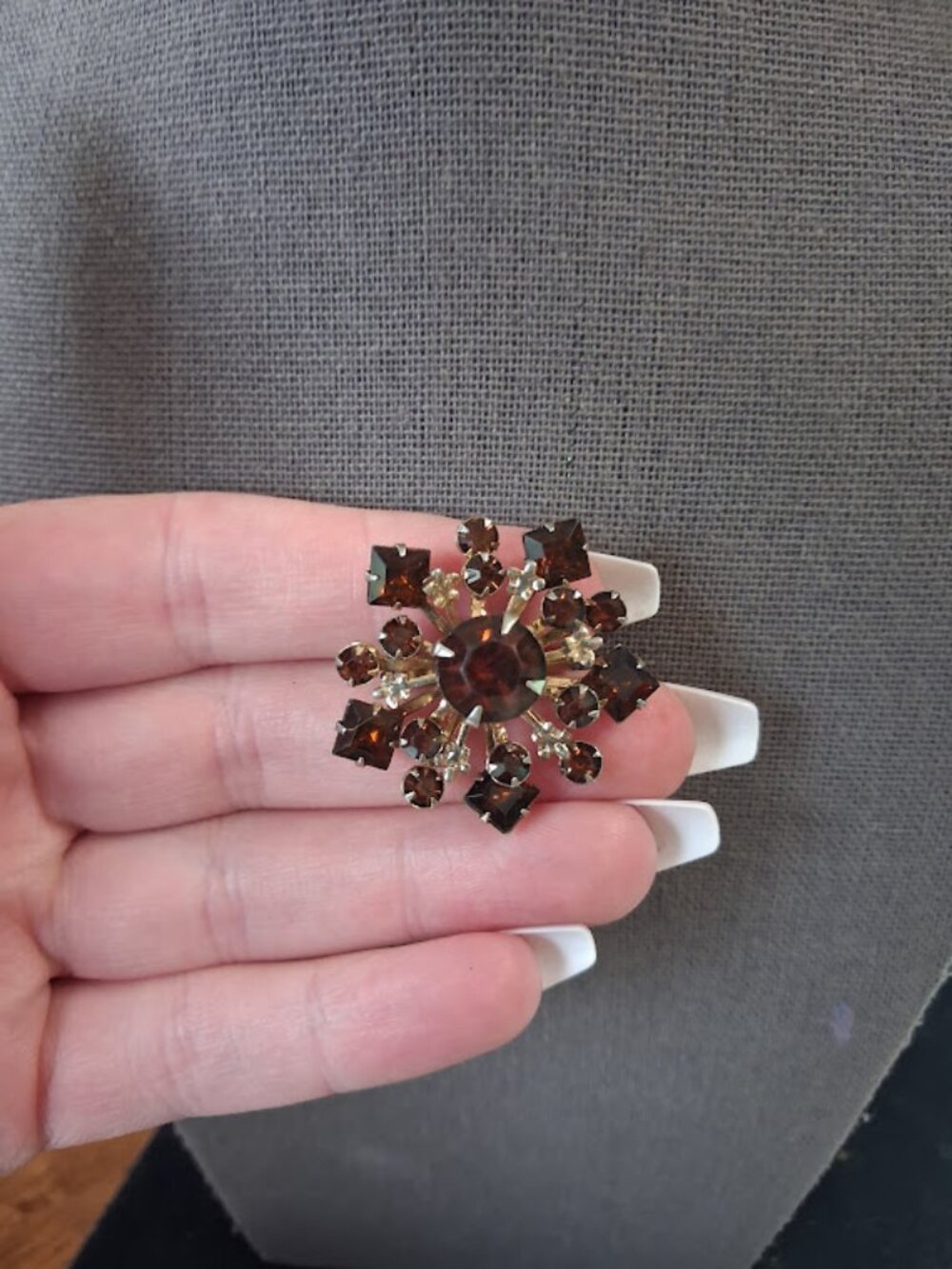 Vintage Brown stoned brooch